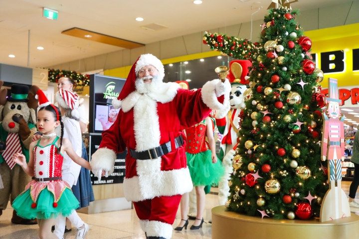 CHRISTMAS FUN AT MACARTHUR SQUARE